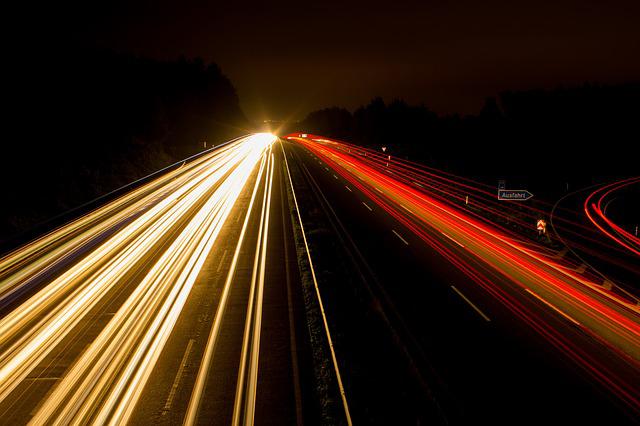 Oświetlenie pojazdów – jakim sposobem wybrać lampy przednie i tylne. O reflektorach samochodowych słów kilka